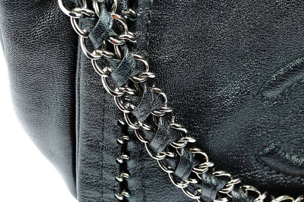 Detail c: CHANEL-Handtasche, schwarzes Leder, Frontklappe mit abgestepptem CC-Zeichen Rändermit Chromkette durchwirkt, Schulterriemen Metall, ...