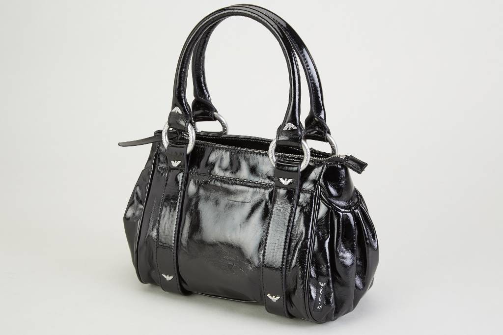 GIORGIO ARMANI Handtasche, schwarzes Leder in leichter Knautschlackoptik, 2 Tragegriffe, Innenfach mit Reißverschluss, 2 Einschubfächer, orig. ...