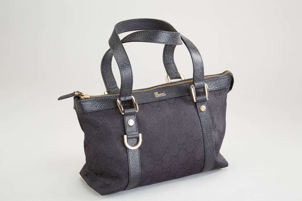GUCCI-Handtasche, schwarzes Leder und Stoff mit Gucci-Zeichen, Beschläge vergoldet, RV, Innenfach mit RV, Handyfach, 2 Tragegriffeca. 18 x 25 x 10 ...