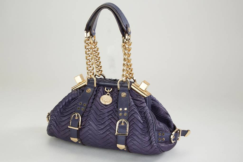 VERSACE-Handtasche, lilafarbenes Leder in Plissee-Optik, vergoldete Monturen, Kette und Gürtelschnalleverzierung, 2 Trage- griffe, 15 x 32 x 14 cm, ...