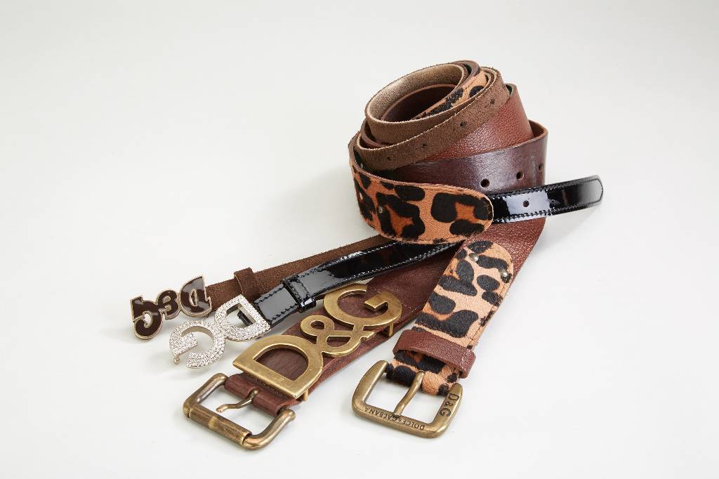 Konvolut 4 DOLCE & GABBANA Gürtel, 1 x braunes Leder/Fellbesatz mit Leoprint, Gr. 90, B. ca. 3.9 cm; 1 x braunes Leder, D&G-Emblem in Messing, Gr. ...