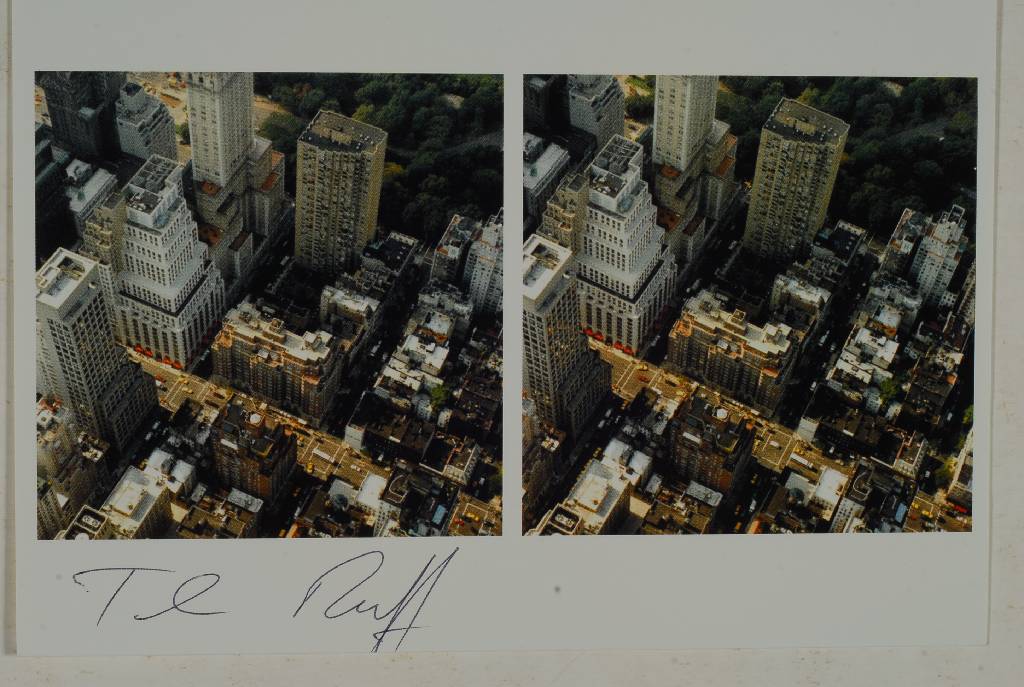 Thomas Ruff, geb. 1958, Fotomultiple, Postkarte, New York II, 1995, handsigniert, ca. 10,5x14,5 cm