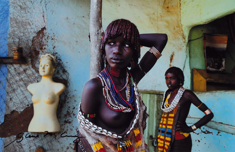 Steve Mc Curry, geb. 1950, Afrika Girl Nubian, Farbfotografie auf Fujicolor Crystal Archive Paper, handsigniert, ca. 20x30,5 cm