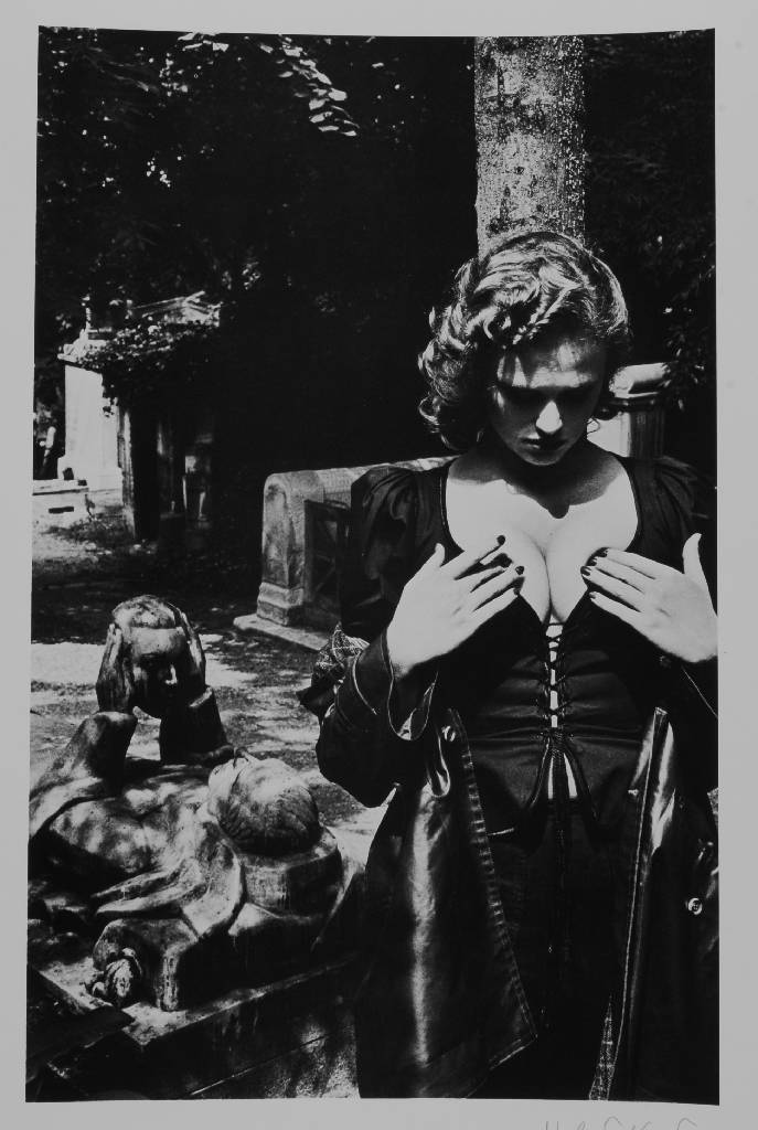 Helmut Newton, 1920 Berlin - 2004 Los Angeles, Offset, handsigniert, rückseitig bezeichnet: Père-Lachaise, Tomb of Talma, Paris 1977, Blattgr. ca. ...
