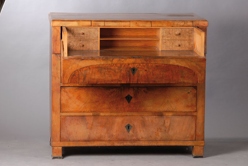 Schreibkommode um 1825, Nussbaum gespiegelt furniert, vierschübig, obere Schublade mit Sekretäreinteilung, Innenleben 4-schübig mit 2 ...