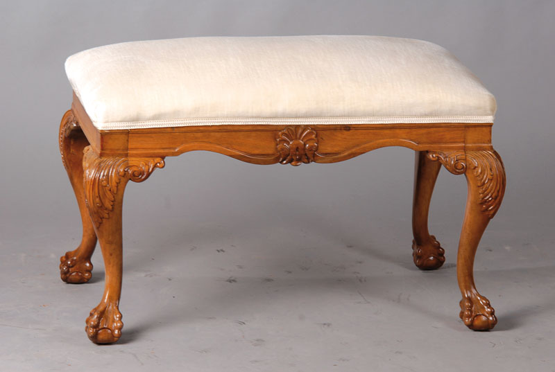 Breiter Hocker, Barockstil, 20. Jh., Nussbaum, fein geschnitzt, mit Klauenfüßen, Polsterung und Bezugsstoff (Mohair) in Ordnung, Oberfläche mit ...