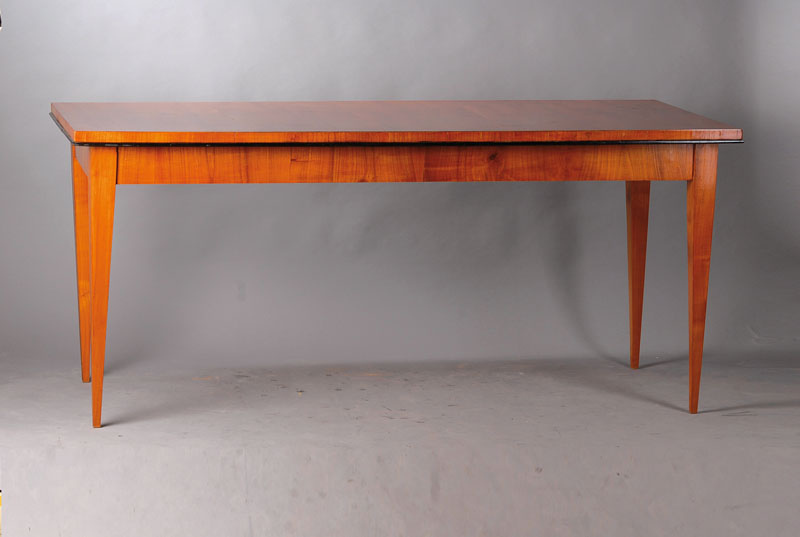 Großer Biedermeier Tisch, 20.Jh., auf 4 spitzen Beinen, Platte, Zargen und BeineKirschbaum furniert, Plattenkante mit ebonisiertem Halbrundstab, ...