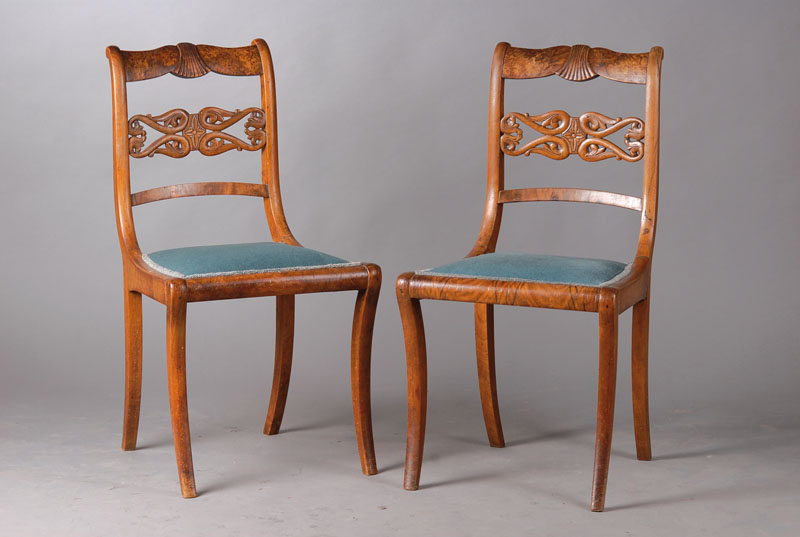 3 Stühle, Biedermeier um 1830-35, sehr fein detailreich gearbeitete Rückenlehnen, Nussbaum mass., teils furniert, Sitzpolster mit Mohairbezug, ...