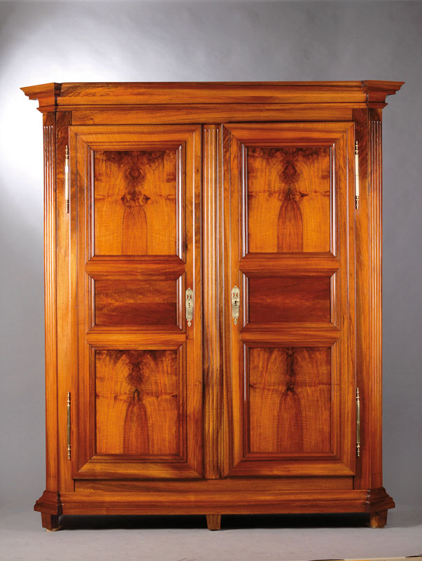 Louis-Seize-Schrank, Pfalz/Baden um 1790, Nußbaum massiv, Kopf vielfach getreppt, Seiten und Türen je 3-fach kassettiert, Fuß passig, Füße orig. ...