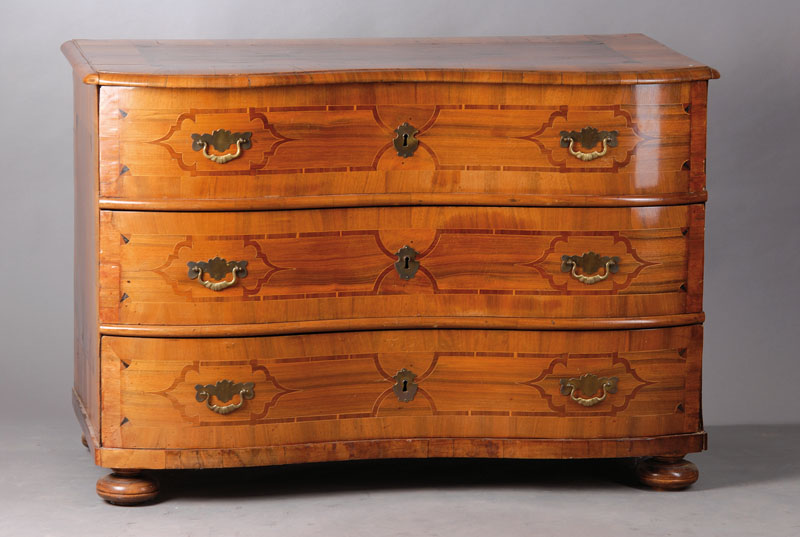 Barockkommode, Umkreis Darmstadt, um 1750, doppelt geschweift, dickes Nußbaumwurzelfurnier, z.T. gespiegelt verlegt,Bandintarsien aus Mahagoni, ...