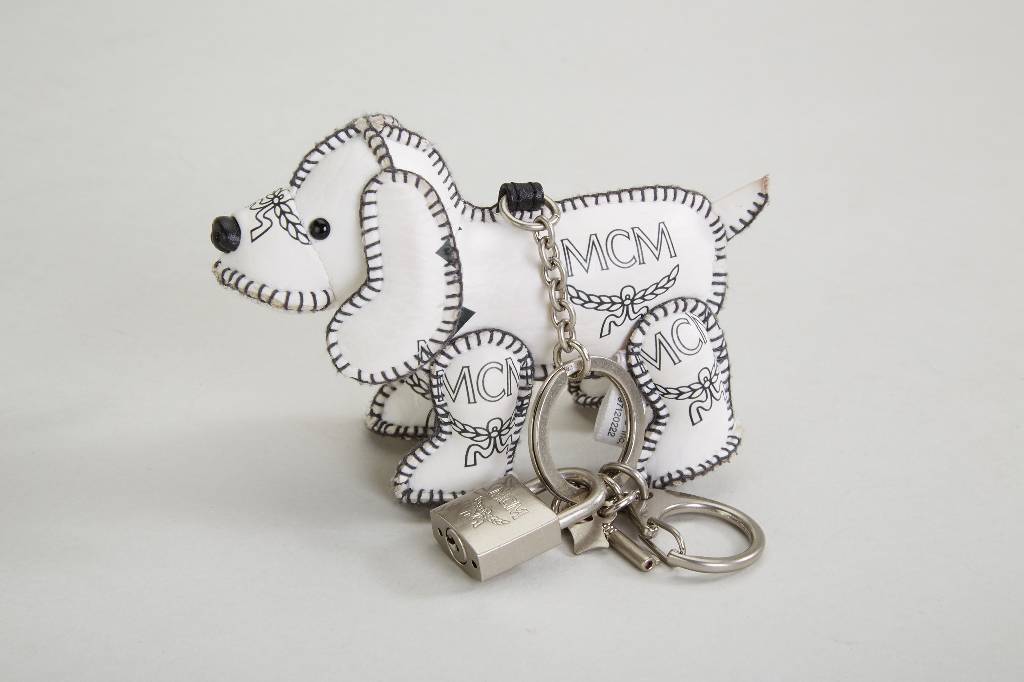 Detail a: Konvolut: 1 x MCM-Schlüsselanhänger "Hund", weiß mit schwarzer Schrift, Schloß und Schlüssel, orig.Kartonage und Dustbag, L ca. 12 cm, ...