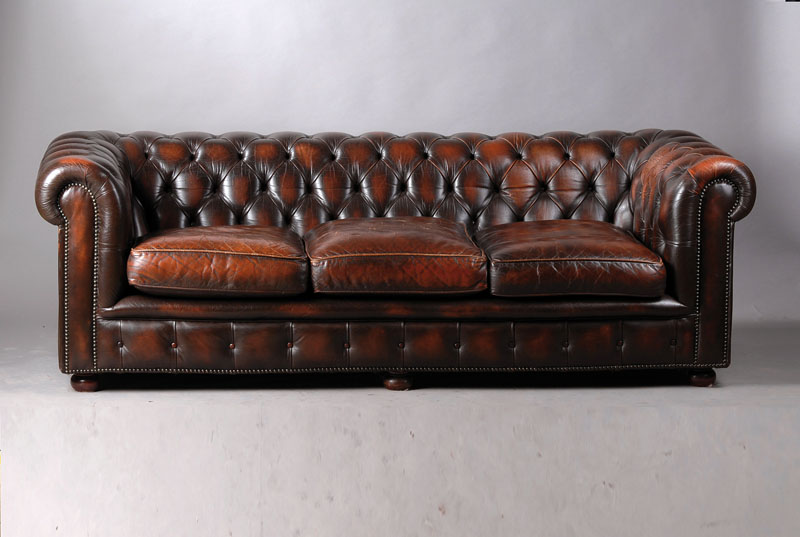 Chesterfieldsofa, England um 1960, braunes Leder in schöner Patina, geheftet und genoppt, Kanten paspeliert, 3-sitzer, starke Gebrauchsspuren, 1 ...