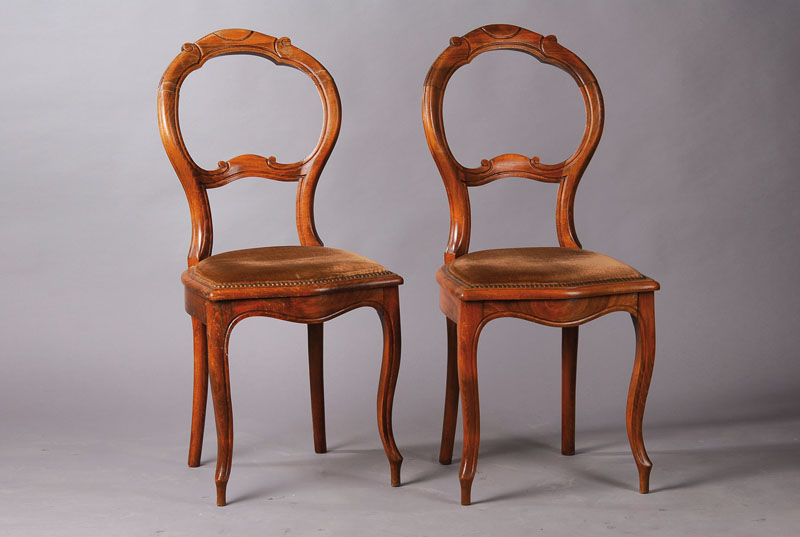 6 Stühle, Barockstil, um 1880, Buche massiv, brauner Samtbezug, altersbedingte Gebrauchsschäden, ein Stuhl beschädigt, H. ca. 98 cm, Sh. ca. 52 cm
