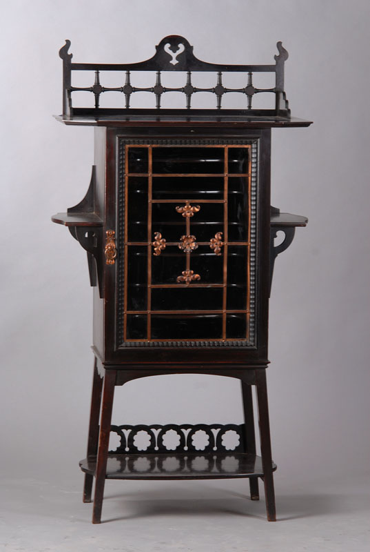 Notenschränkchen, Jugendstil, England um 1890, Mahagoni geschwärzt, 6 Ablagefächer innen, 4 Ablagefächer für Ziergegenstände außen, Verglasung ...