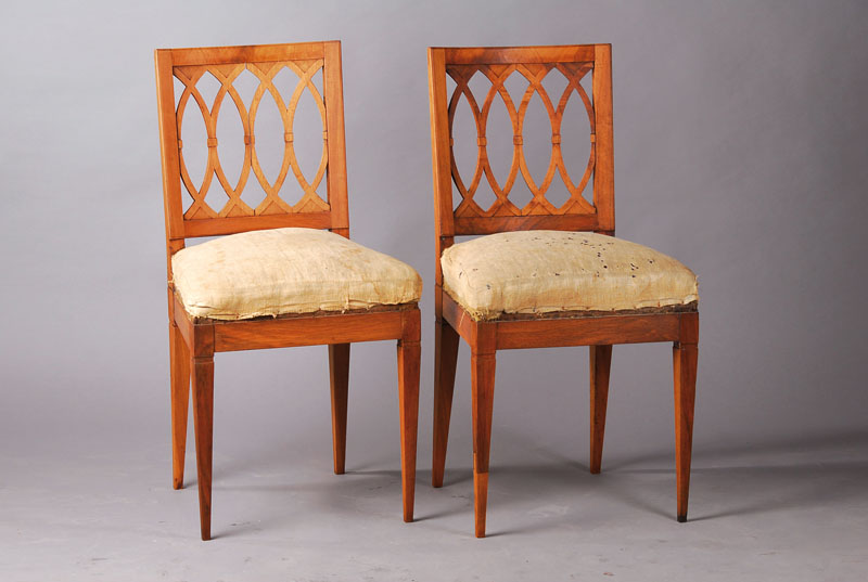 Satz aus vier Stühlen, deutsch, um 1760, Nußbaum massiv und furniert, stiltypisch versprosste Lehne, elegante, sich verjüngende Beine, ein Bein ...