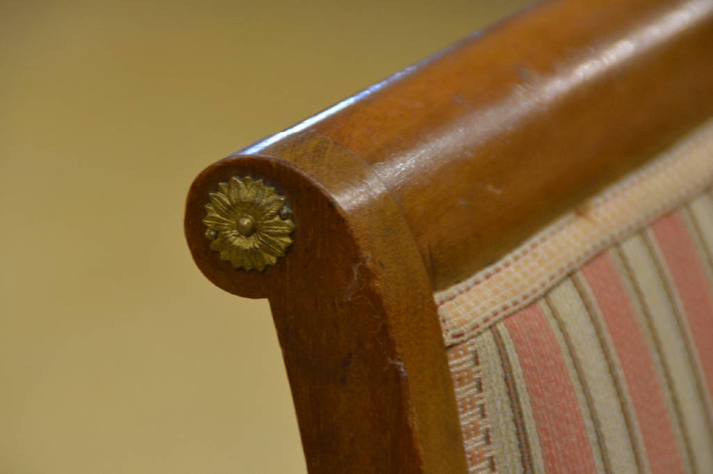 Detail a: 5 Stühle, Frankreich, um 1880/90, Palisander, Beine verlaufend, reichhaltige Messingapplikationen u. Klauenfüße, H. ca. 93 cm, Sh. ca. 50 cm