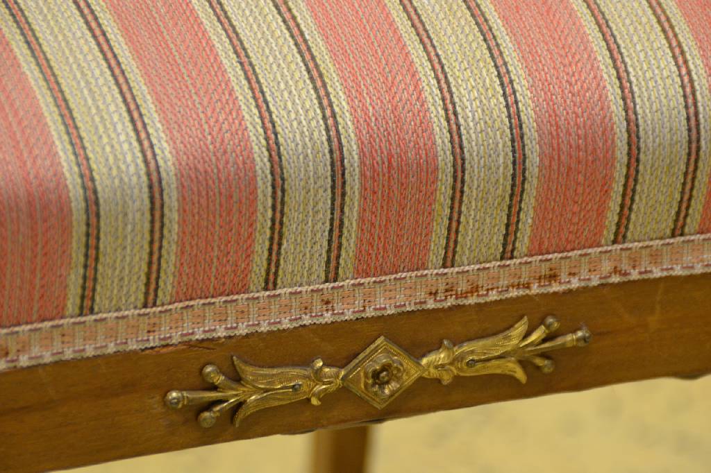 Detail b: 5 Stühle, Frankreich, um 1880/90, Palisander, Beine verlaufend, reichhaltige Messingapplikationen u. Klauenfüße, H. ca. 93 cm, Sh. ca. 50 cm