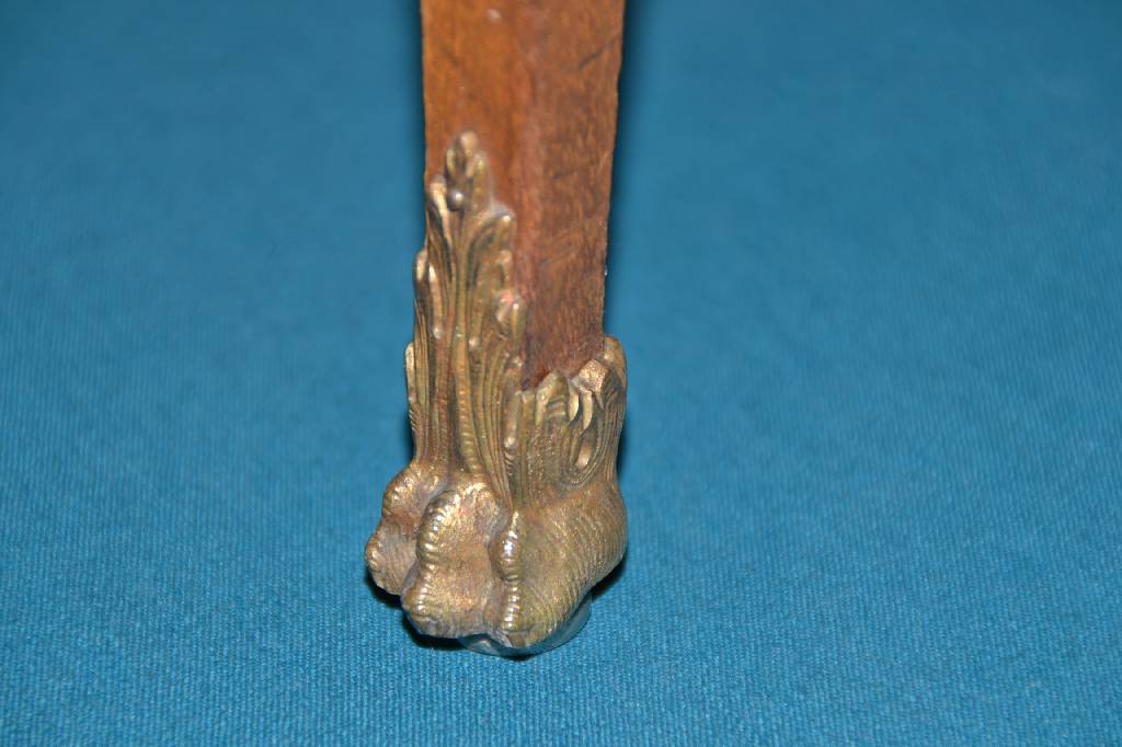 Detail c: 5 Stühle, Frankreich, um 1880/90, Palisander, Beine verlaufend, reichhaltige Messingapplikationen u. Klauenfüße, H. ca. 93 cm, Sh. ca. 50 cm