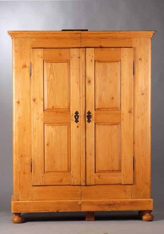 Kleiderschrank, sog. Spaltschrank, Biedermeier, 1.H. 19. Jh., Weichholz, Front 4-fach kassettiert, Innen 1 Ablagefach u. Stange, angenehme Form, lt. ...