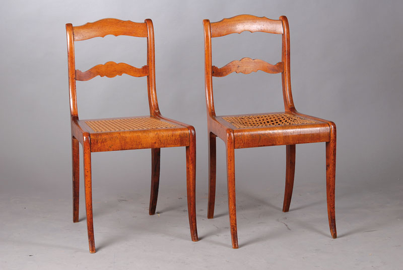 4 Biedermeierstühle, um 1840/50, Nussbaum massiv z.T. furniert, Sitzfläche mit teilweise mit orig. Rattangeflecht, Beine geschweift, 1Sitzpolster ...
