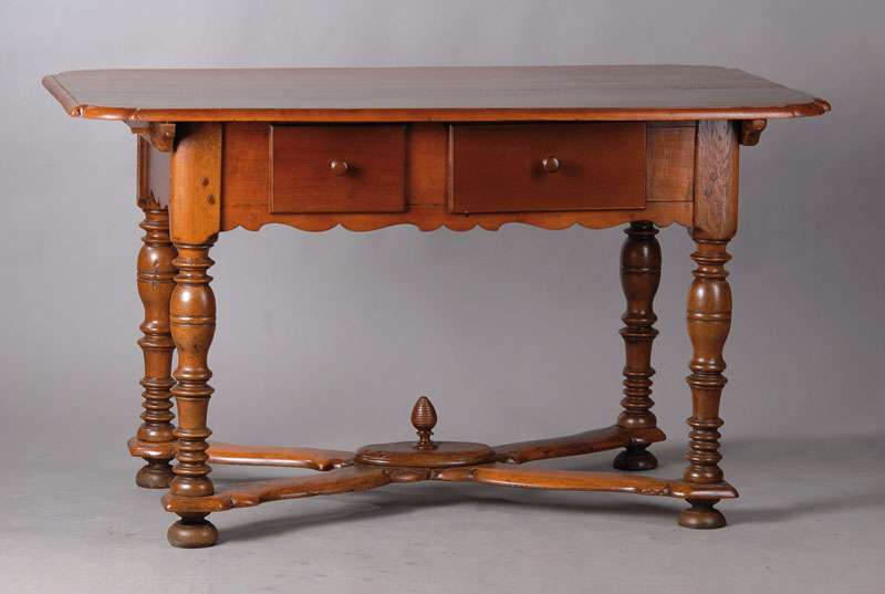 Bauerntisch, um 1730, Nussbaum/Eiche massiv,z.T. Obstholz furniert, Platte mit Kantprofil,2-schübig, Zarge vielfach geschweift, 11-fach rythmisch ...