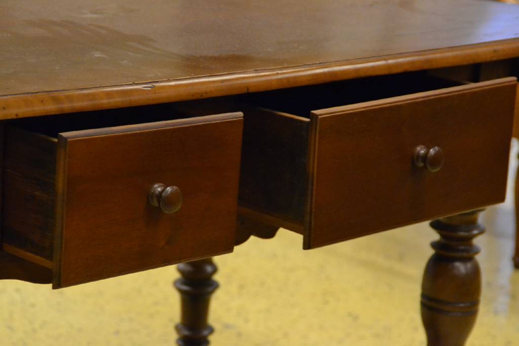 Detail a: Bauerntisch, um 1730, Nussbaum/Eiche massiv,z.T. Obstholz furniert, Platte mit Kantprofil,2-schübig, Zarge vielfach geschweift, 11-fach rythmisch ...
