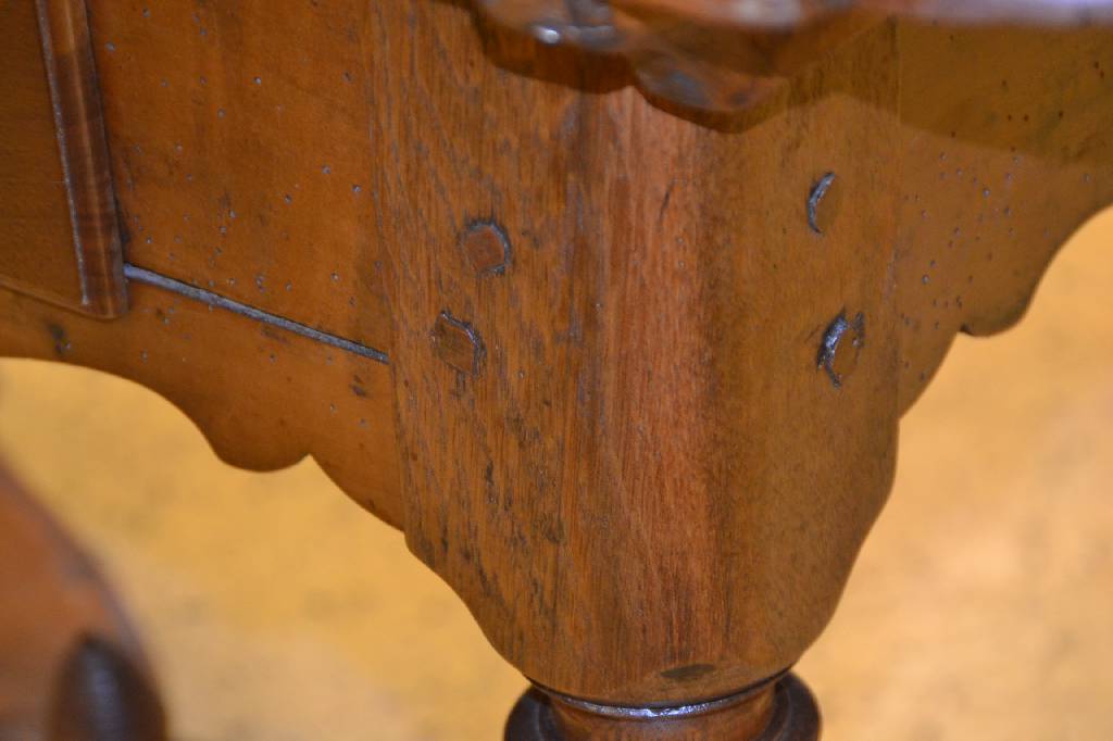 Detail b: Bauerntisch, um 1730, Nussbaum/Eiche massiv,z.T. Obstholz furniert, Platte mit Kantprofil,2-schübig, Zarge vielfach geschweift, 11-fach rythmisch ...