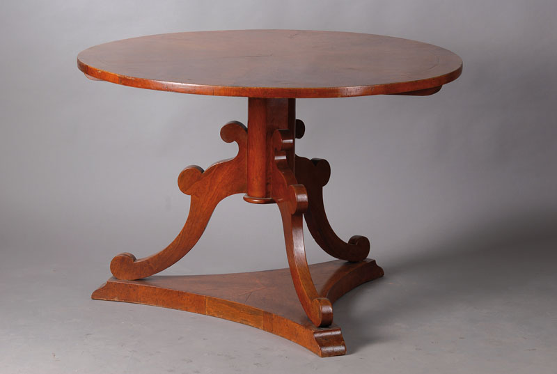 Runder Tisch, um 1830/45, Platte aufhebbar als Zierobjekt, Fadenintarsien, Mittelhalbsäule mit drei 3-fach geschweiften Beinen, D. ca. 114 cm