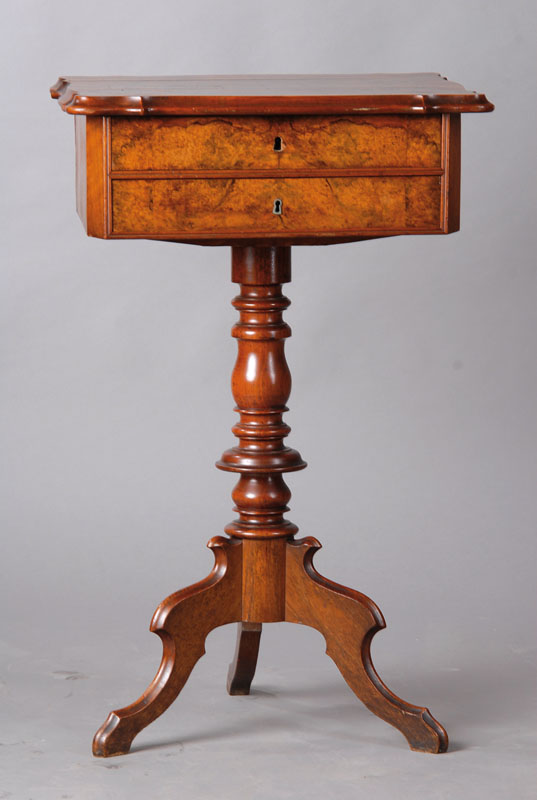 Nähtischchen, um 1880/90, helles Wurzelnussfurnier, 2-schübig, Innenleben schönin Makassar eingelegt, 7 Fächer, 1 herausklappbares Nähkissen, ...