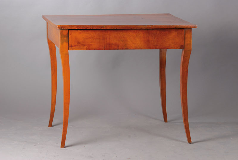Tisch, um 1820/30, dickes Kirschbaumfurnier,1-schübig, geschweifte Beine, umlaufende Fadeneinlage, Gebr.-Spuren, ca. 77x88x65 cm