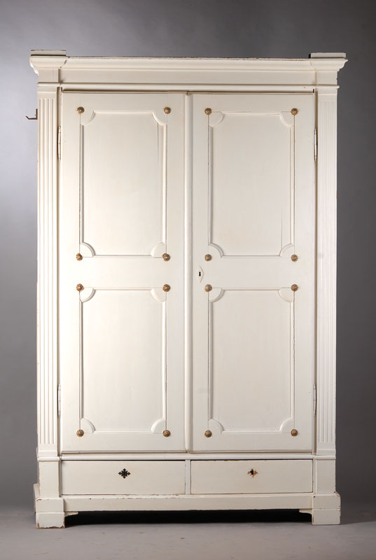 Schrank, um 1880/90, Weichholz cremefarben gelackt, Decke vielfach getreppt mit Ogee- Gesims, Fuß podestförmig mit 2 integ. Schubladen, Front ...