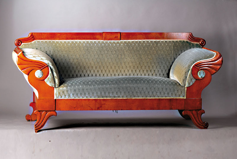 Sofa, um 1835/40, Nussbaum massiv, elegant geschweifte Form, aufgelegte Schnitzereien in Form von Füllhörner, Polster aus der Zeit, Bezug sek., ...
