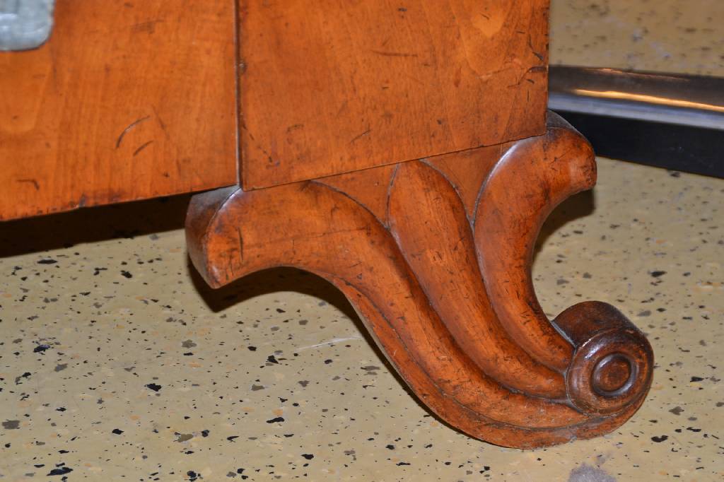 Detail a: Sofa, um 1835/40, Nussbaum massiv, elegant geschweifte Form, aufgelegte Schnitzereien in Form von Füllhörner, Polster aus der Zeit, Bezug sek., ...