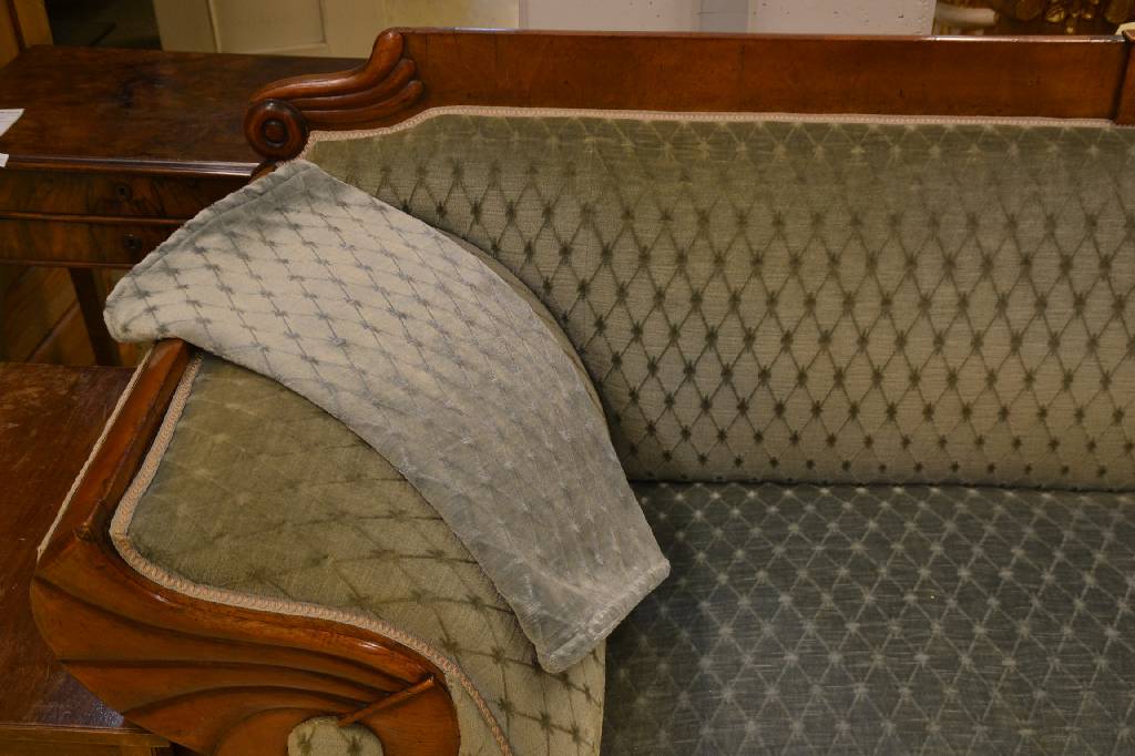 Detail b: Sofa, um 1835/40, Nussbaum massiv, elegant geschweifte Form, aufgelegte Schnitzereien in Form von Füllhörner, Polster aus der Zeit, Bezug sek., ...