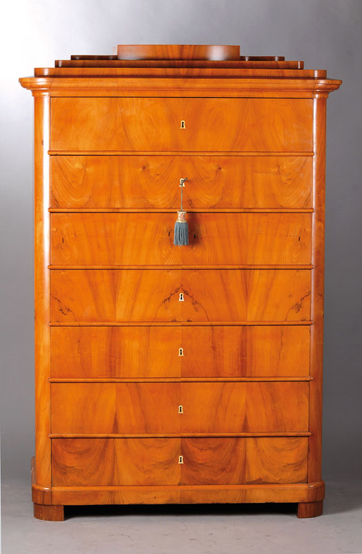 Herrenkommode, Biedermeier,wohl Berlin um 1830/35, Kirschbaumfurnier 4-fach gespiegelt, Korpus Weichholz, Kopf 5-fach getreppt, Front 7-schübig, ...