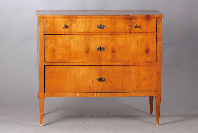 Kommode, südwestdeutsch um 1825/30, Kirschbaum, dickes Furnier, Korpus Weichholz, 3-schübig, orig. Lederbeschläge, konisch verlaufende Füße, ...