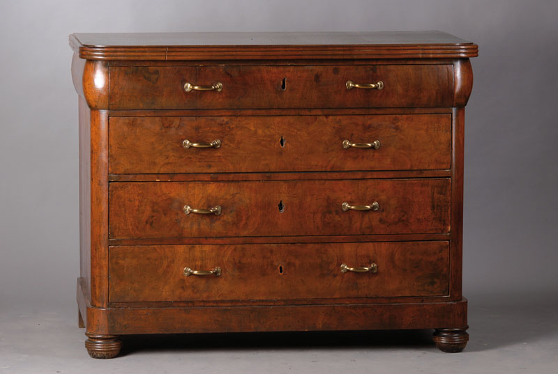 Kommode, süddeutsch um 1835, Wurzelnussfurnier, Korpus Weichholz, Platte mit 3-fach geriefte Lisenen, 4-schübig, 1. Schublade einfach gewellt mit ...