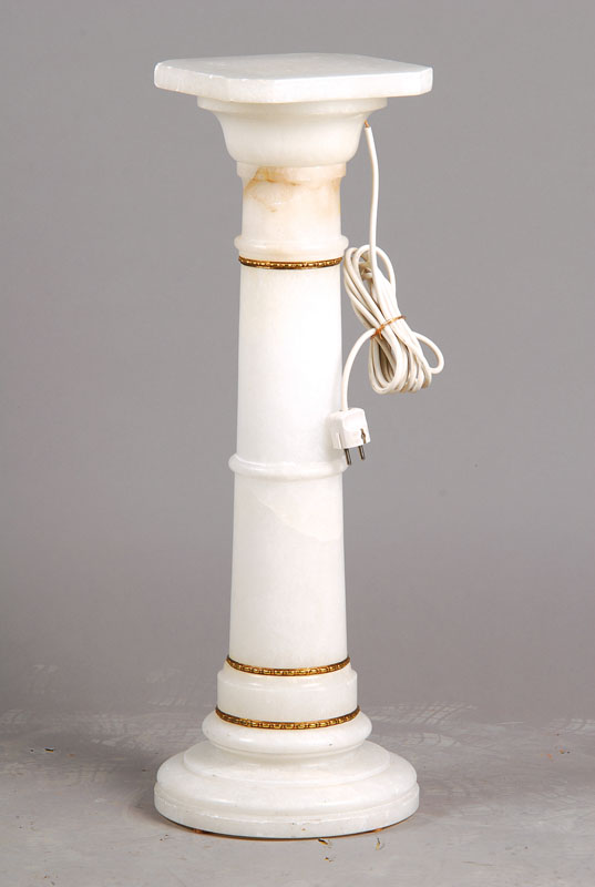 Beleuchtbare Säule, Alabaster, 2. Hälfte 20. Jh., innen drei Brennstellen, Platte abnehmbar, l. Gebr.spuren, ca. 73 x 22 x 22 cm