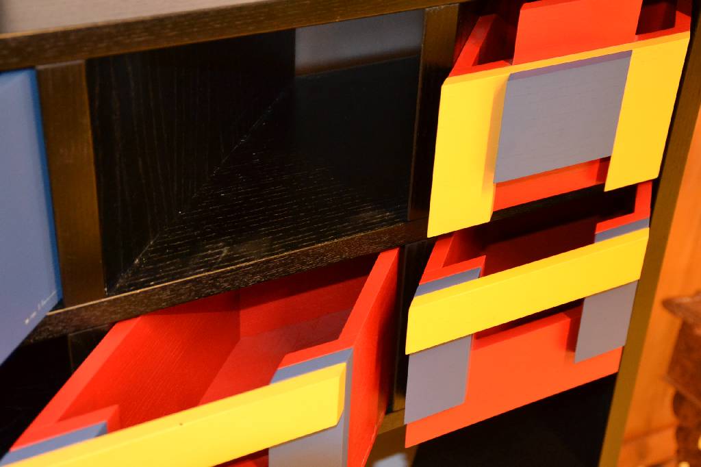 Detail a: Regal, Corner, Rosenthal, Entwurf Marcello Morandini, 1988, Holz schwarz lackiert, mit bunten Schubladen-Satz, Regal Typ D, an der Schublade signiert ...