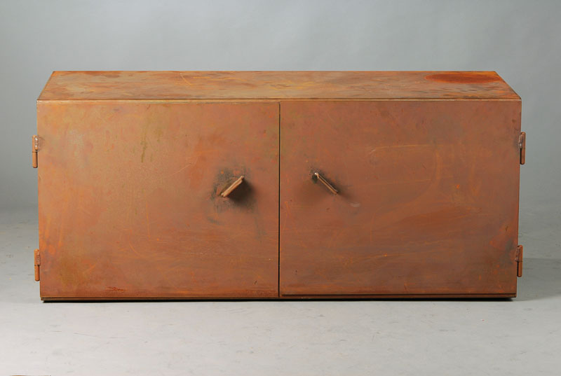 Designerschrank, um 1980, Eisenplatten verschweißt, 2-türig, vielfach verwendbar, ursp. als Prototyp für Designermöbel, Gebr.-Sp., ca. 51x120x50 ...