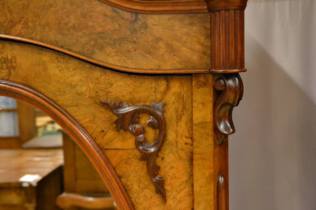 Detail a: 1-türiger Schrank, um 1860, Louis-Phillip, Wurzelnussfurnier, Front mit ovalem Spiegel, Unterteil 1-schübig, ca. 180x92x45 cm