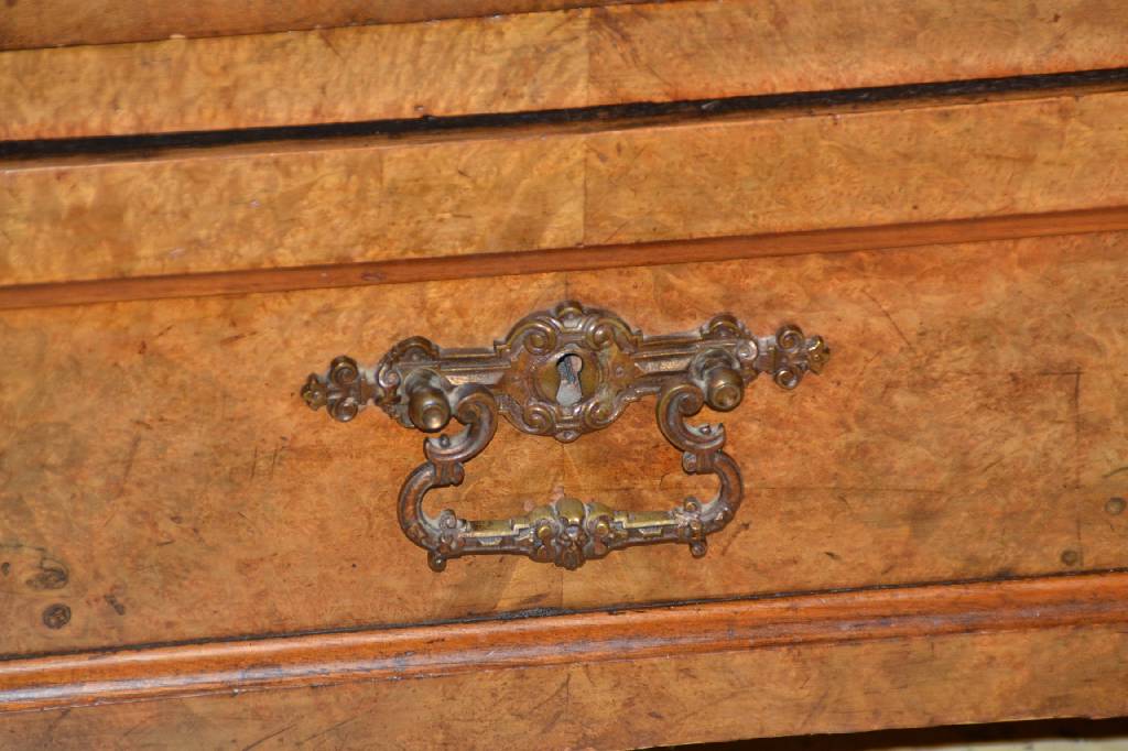 Detail c: 1-türiger Schrank, um 1860, Louis-Phillip, Wurzelnussfurnier, Front mit ovalem Spiegel, Unterteil 1-schübig, ca. 180x92x45 cm