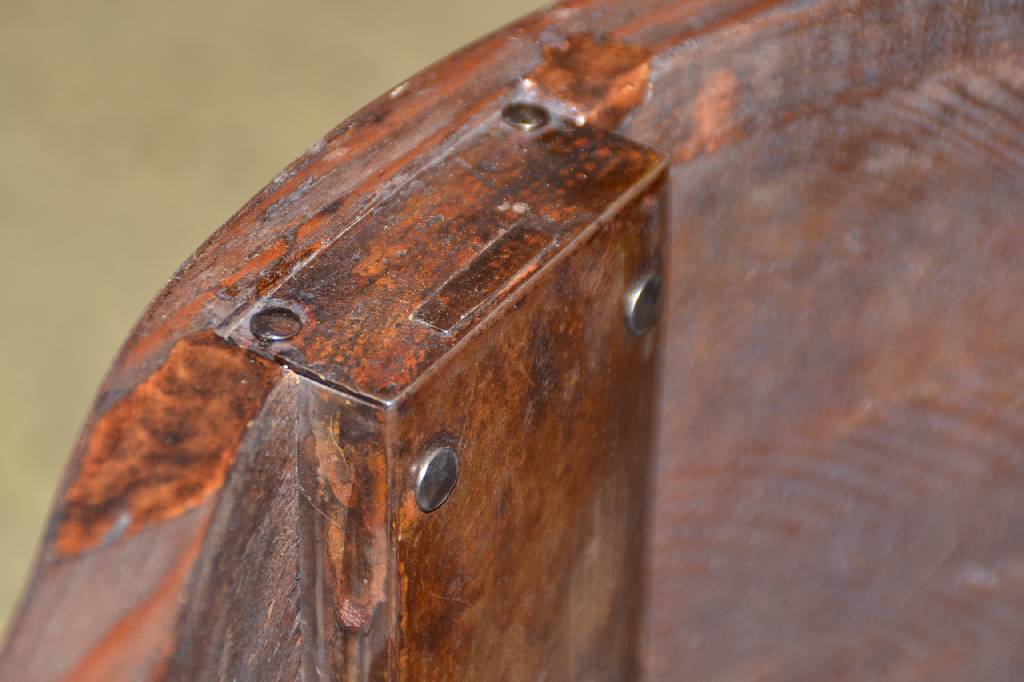 Detail c: Barockkommode, deutsch um 1750, Wurzelnussfurnier, Nussholz quer angeleimt, 3 -fach geschweift und doppelt gekröpft, 3- schübig, Beschläge sek., ...