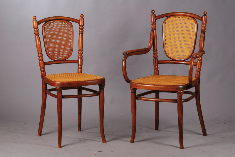 Thonet-Armlehnstuhl u. -Stuhl, Buchenholz, Geflecht erneuert, 1. Rückengeflecht alt belassen u. geklebt, Thonet-Brandstempel, H. ca. 87 cm, Sh. ca. ...