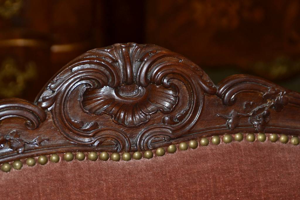 Detail a: Sitzbank, süddeutsch um 1760/70, Palisander massiv, Zarge 3-fach geschweift, in der Gesamtheit lt. konkav gebogen, geschweifte Beine, gerieft und ...