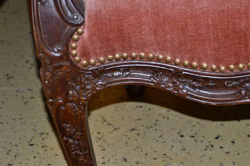 Detail b: Sitzbank, süddeutsch um 1760/70, Palisander massiv, Zarge 3-fach geschweift, in der Gesamtheit lt. konkav gebogen, geschweifte Beine, gerieft und ...