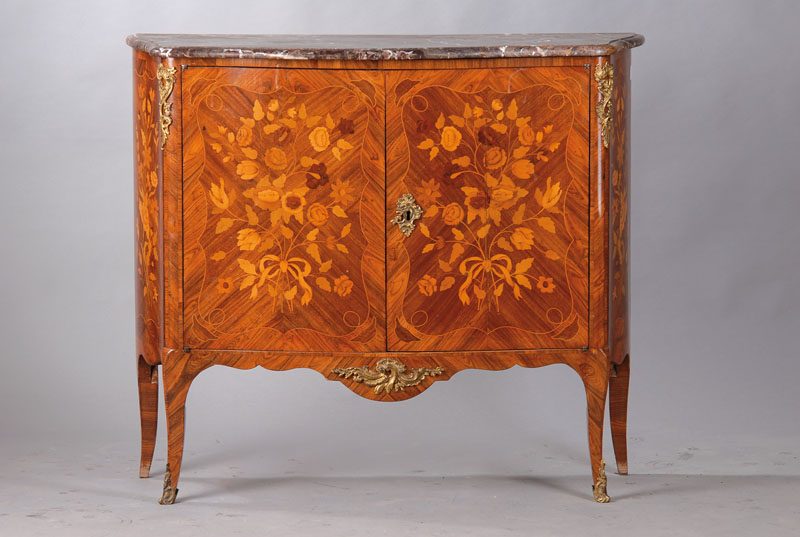 2-türige Kommode, Frankreich um 1870, nach Vorbild von 1750/60, Nußbaumfurnier gespiegelt verlegt, Marketerie aus Zitronenholz, Mahagoni und Ahorn, ...