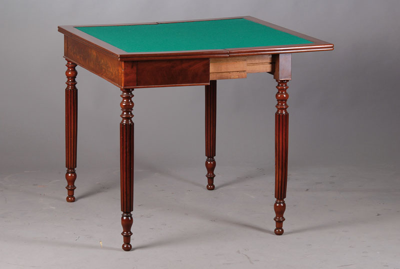 Spieltisch, deutsch um 1850, Pyramidenmahagoni gespiegelt verlegt, reichlich gedrechselt u. geriefte Beine, mit grünem Stoff beschlagen, guter ...