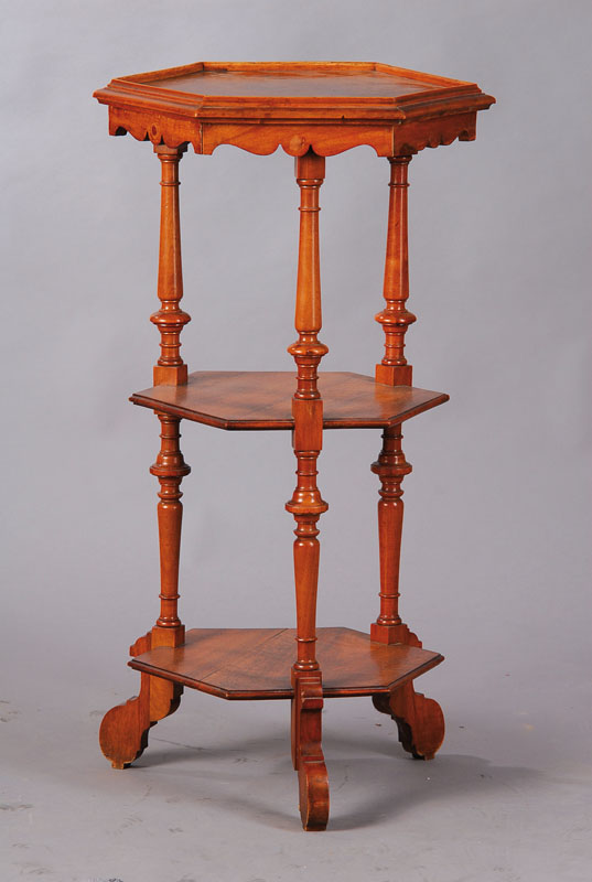 Etagere, 2.H. 19.Jh., Nussbaum massiv, 6-eckige Formgebung, 3 reich balustierte Säulen tragen 3 Etagen, Neuverleimung empf., H. ca.80 cm, D. ca. 45 ...