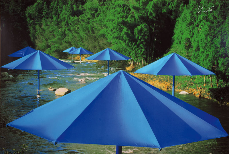 Christo,geb.1935, "The Umbrellas", Fotolithografie auf Karton, gedruckt bei Poligrafa Barcelona 1991, handsigniert, ca. 63,5x94,5 cm